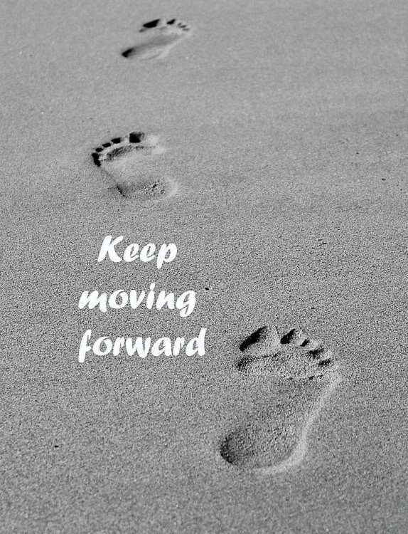 Kastuvas keep on moving. Keep moving forward. Kepе moving forward. Keep moving forward перевод. Тату keep moving.